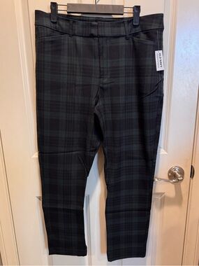 Old Navy Women Black and Dark Green Plaid Pixie Pant
